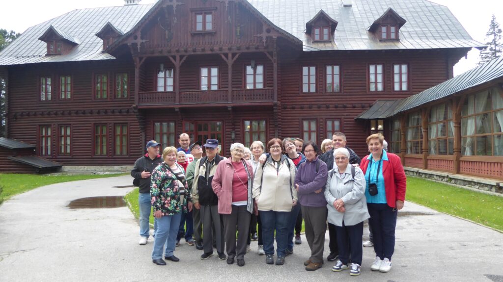 Na fotografii stoja účastníci pred zámočkom Hohenlohe